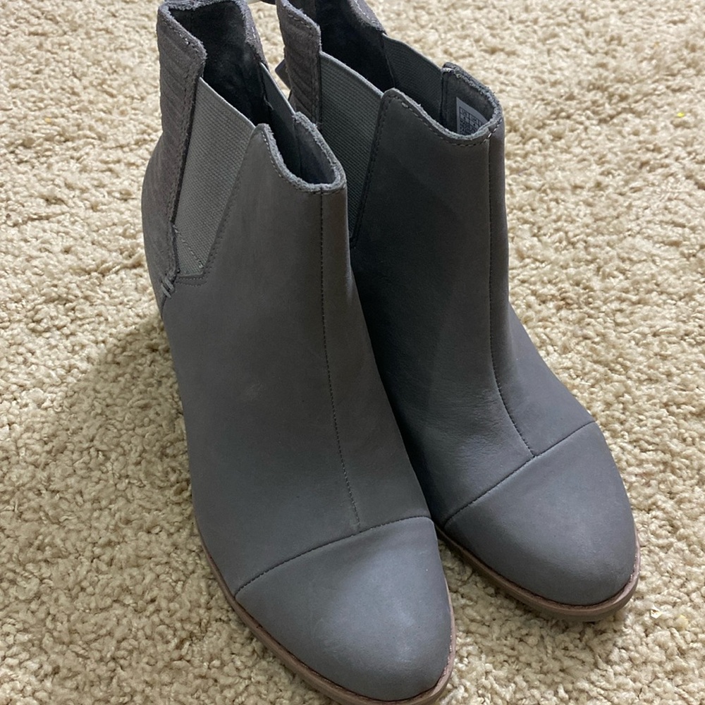 Tom’s NWT gray leather ankles boots booties size 6